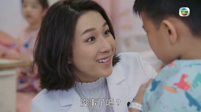 面对小朋友则切换成温柔 MODE，眼神充满母爱，让不少观众大赞已为人母的她演绎这个角色更加得心应手。