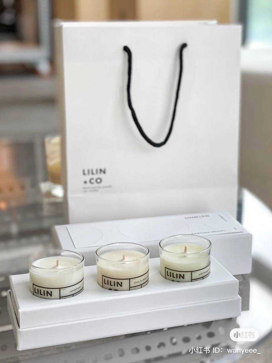 在这里除了有售卖经典不败的热门香，还有一些圣诞限定香氛蜡烛可以入手~博主们推荐 # Eucalyptus & Pine Candle，偏向草木质调，闻起来十分芳香疗愈。