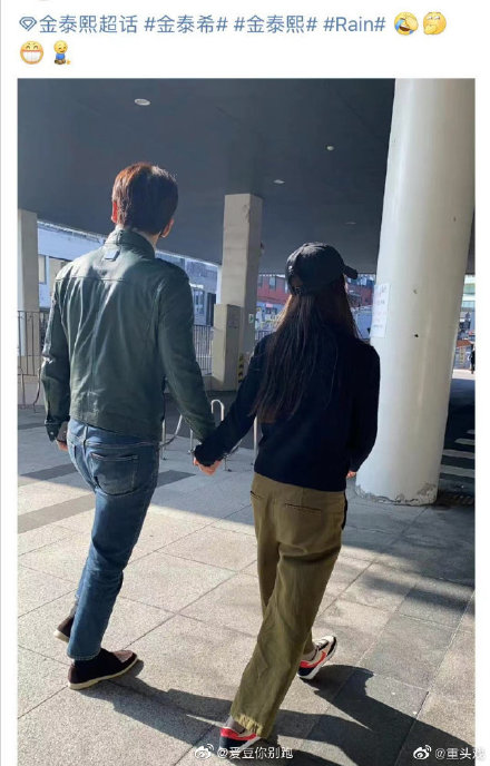 两人不管是同款出席活动还是一起拍拖,RAIN 都习惯性地牵着妻子的手,状态好似热恋中,任谁看了都不会相信是已经结婚 4 年多夫妻。许多网友看到夫妻俩的罕见撒狗粮也纷纷留言表示「真夫妻却是好磕」「俊男美女祝福」「这才是娱乐圈真正的爱情,那么久一直恩爱」「RAIN 上辈子是救了银河系吧」「RAIN 娶的可是当年韩国的第一美女」。