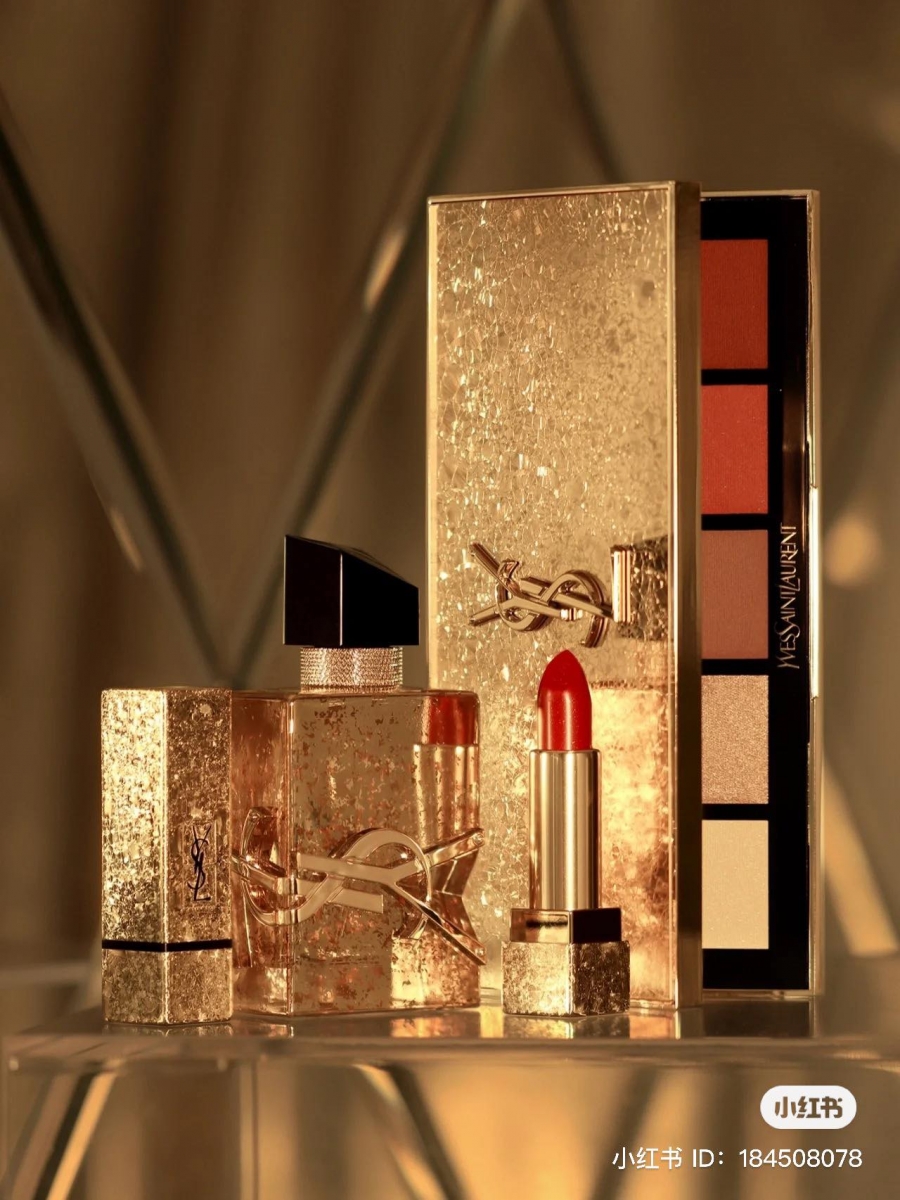 YSL本季圣诞系列继续放大招!小方管、金圆管口红,以及气垫粉饼、十色眼影盘和香水都穿上了高级感满满的金箔外衣。