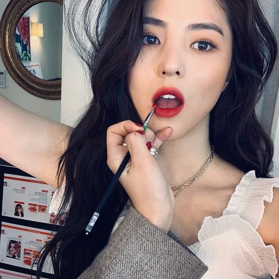 !跟着以上的方法找到自己属于哪一种颜后,就可以更好的把自己的优势给展现出来