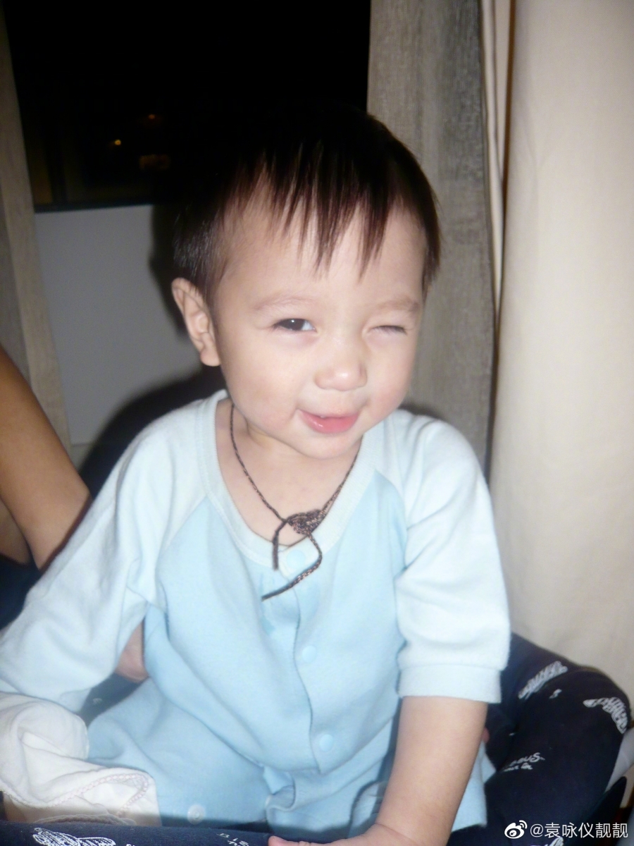 随着孩子渐渐长大,袁咏仪也非常保护孩子的隐私,在孩子生日当天只 PO 出魔童超可爱「童年照」并配文为儿子庆生:「这位小朋友,今年15岁了,生日快乐,健康快乐感恩」。