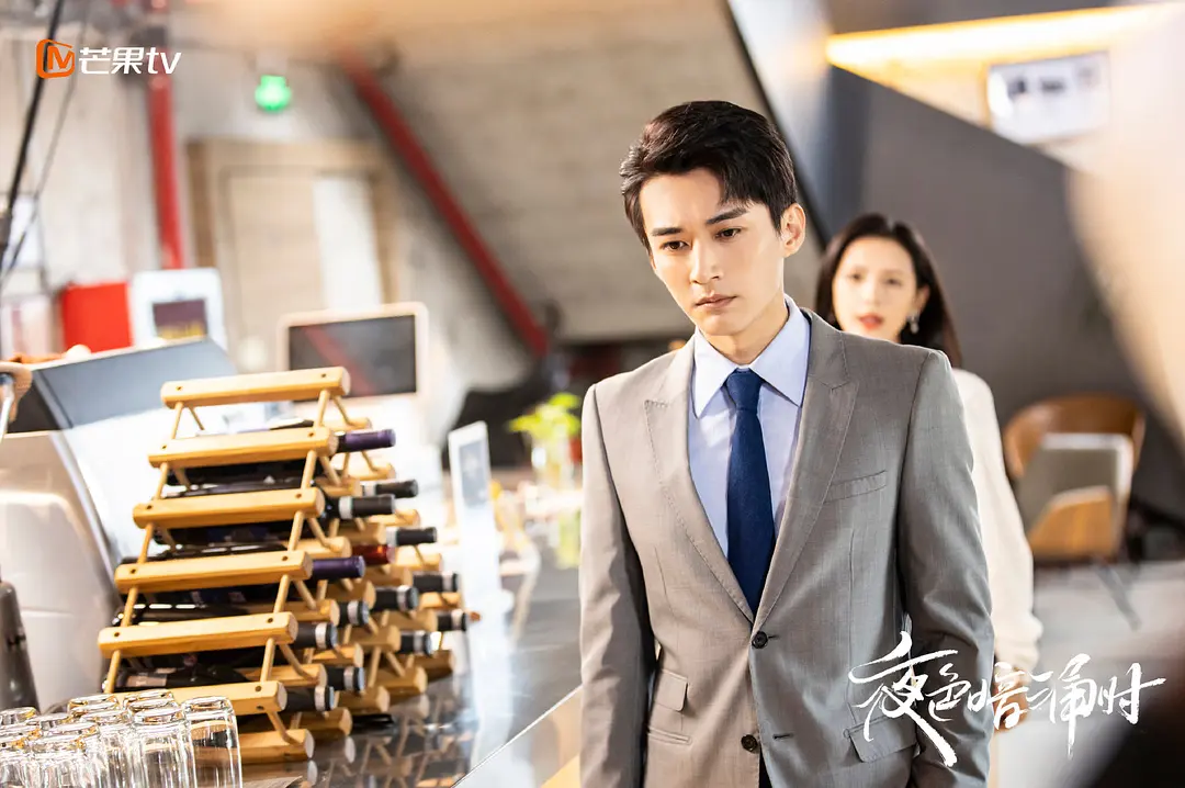 《夜色暗涌时》故事讲述独立率真的职场女性许倾悠(张予曦饰)发现男友婚前出轨,机缘巧合之下结识了精明果断的投行男莫灵泽(刘学义饰),其快准狠的爱情观,颠覆了许倾悠按部就班的标化人生,一面是强势却恰到好处的关心,一面是十年情感却生硬的挽回。