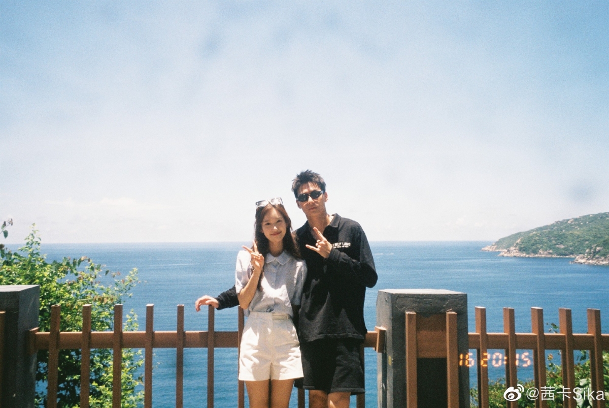 正当大家在纷纷揣测,金紫怡也在昨晚发了一篇长文表示已经和小崔分手,最令人想不到的分手原因居然是小崔居然是带着非单身身份上节目,重点是线下还有和前女友保持联络一脚踏两船,让金紫怡彻底心碎决定尽早撇清关系展开崭新的人生。