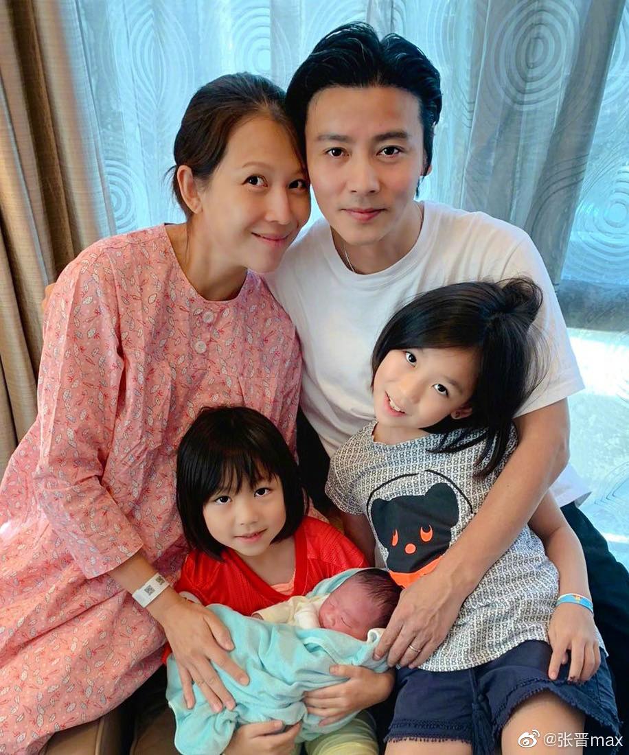 庆幸张晋与蔡少芬前半生的熬过来的苦头,最终都等来了他们如今的甜。