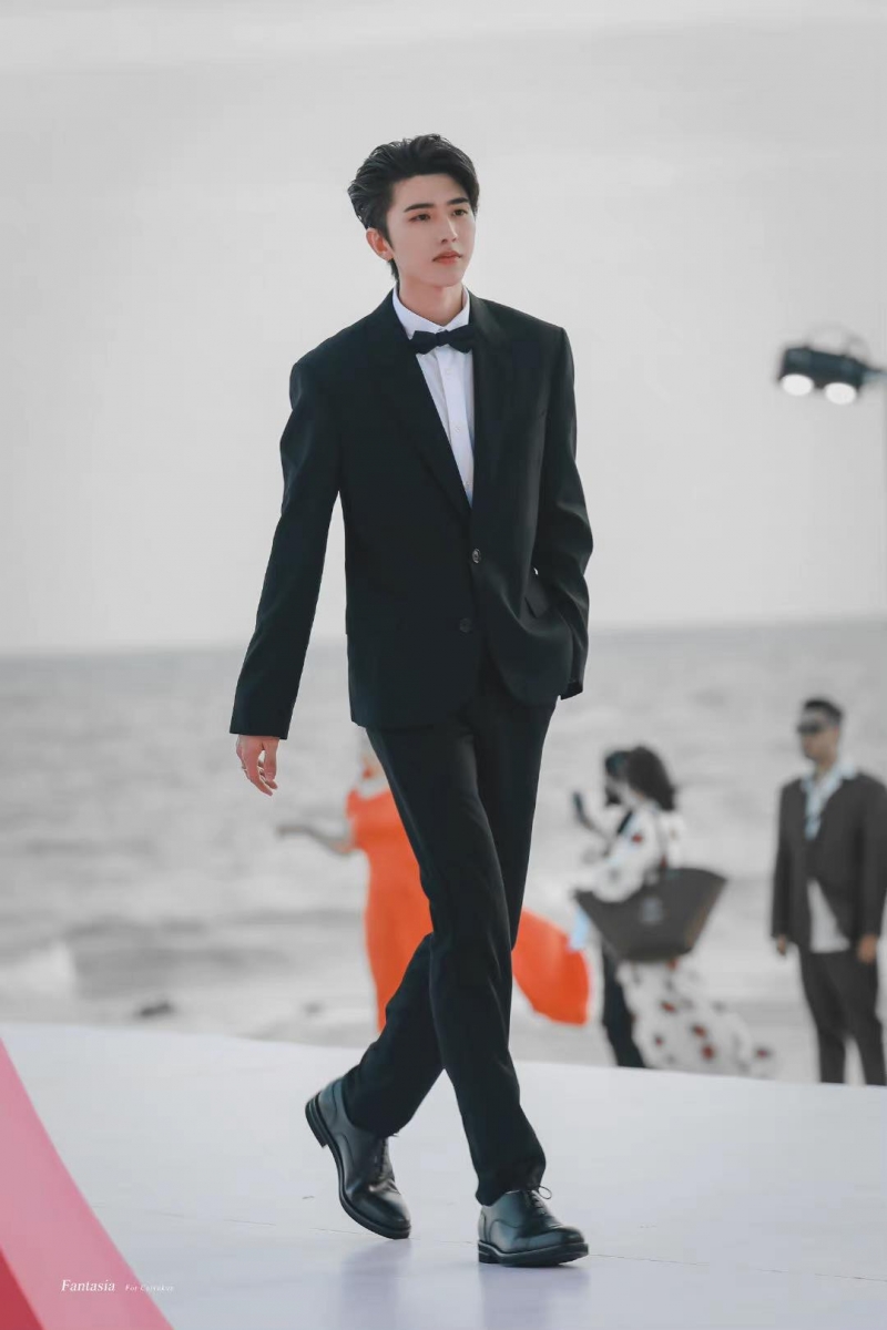 有段时间没亮相大型红毯秀的蔡徐坤，这次依然状态极佳！