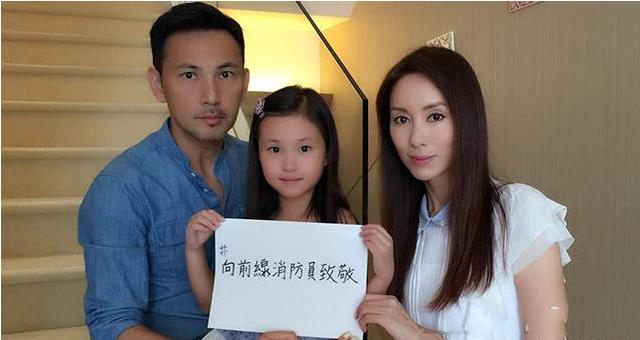 郭可盈家里面积超大,豪宅不同的楼层也用了楼梯连接起来。楼梯的扶手还专门做了一个玻璃护栏的设计,台阶还是采用了大理石材质,整个看上去就相当高雅精致。走在这样的楼梯安全感满满同时,也非常美观又奢华。