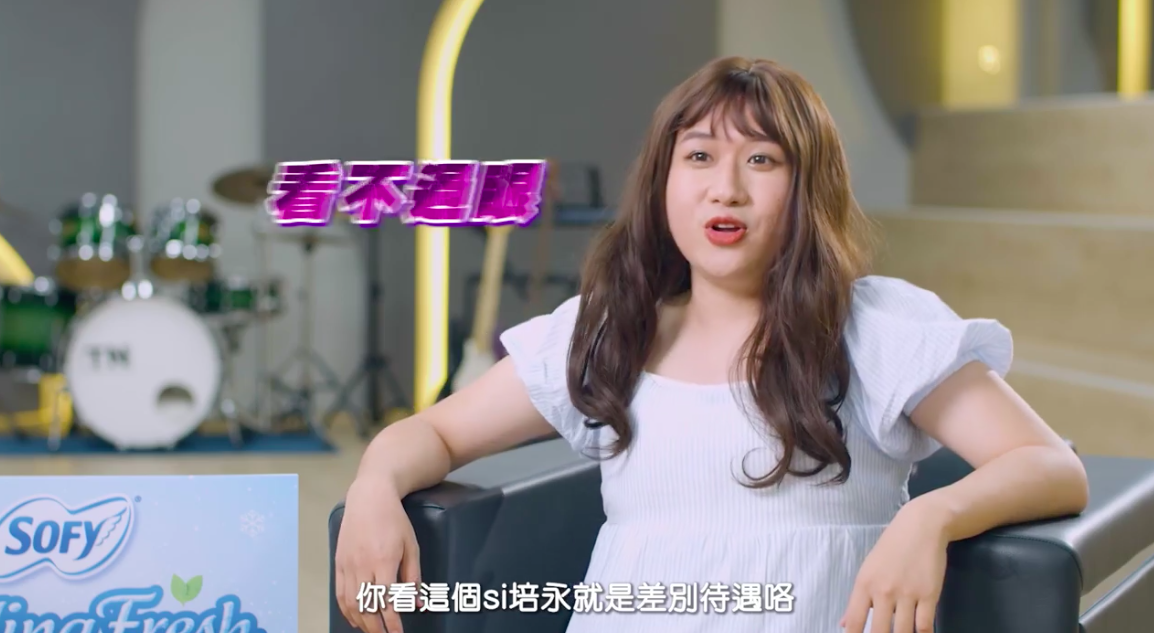 在正式进行猜答环节前,培勇也主动提出只有 Elyn Leong 才有的特权福利那就是「热身」!在一旁的国贤听到之后忍不住吐槽「只有在美女面前想扮暖男」