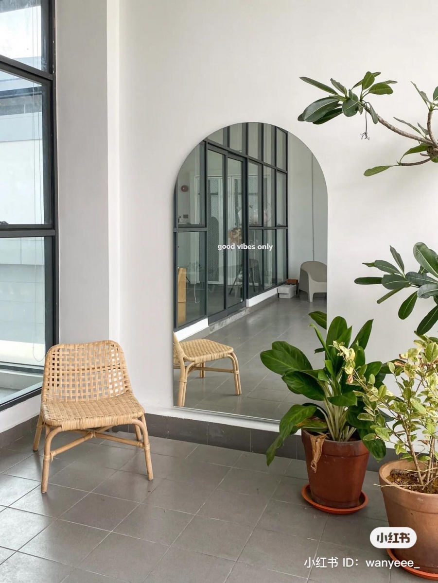 进去店里映入眼帘的就是超 INS 风家具摆设，拱形的落地镜加上藤木制成的桌椅所营造出的居家舒适感，心灵顿时被疗愈了一番