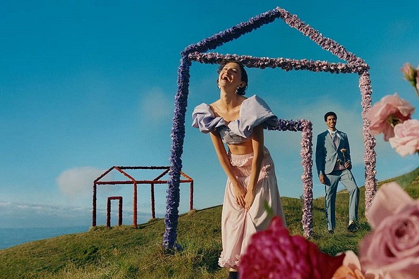 此系列与以往的包装有点变化,同样是使用惯例的方瓶子,再以手写字体以及红 X 粉 透明瓶身加上可爱的蝴蝶缎带来营造出女孩该有的刚柔并济,既浪漫同时也不是女人该有的成熟、智慧魅力。