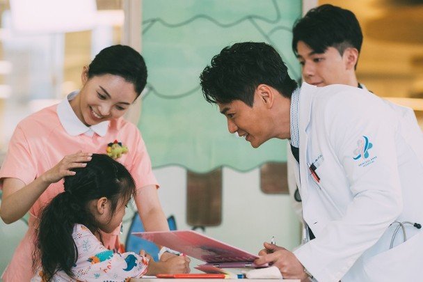 最让小编觉得非常惊喜的是他那个从腼腆换去油腻的状态,切换得恰到好处,得心应手。说实话,很少演员会权衡「油腻」这个演绎状态,稍微多了一点观众马上踩雷对你脱粉。