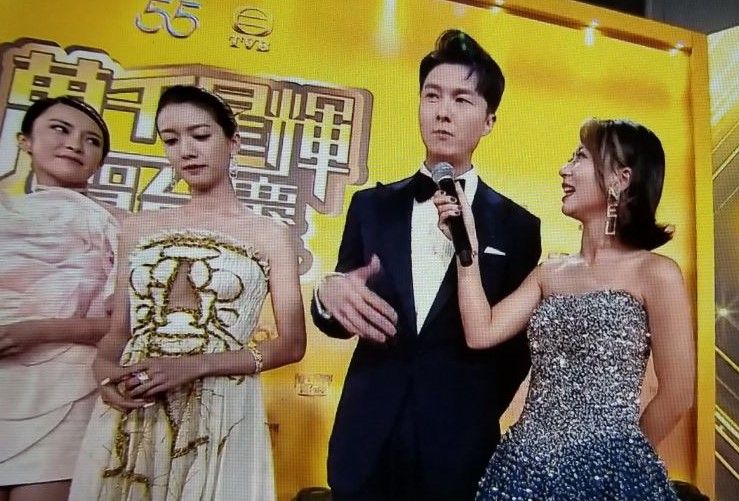 王浩信在受访时，蔡思贝更是全程望着地上保持距离，两人不情愿的样子都显露在脸上摆明就是 TVB 在搞事情