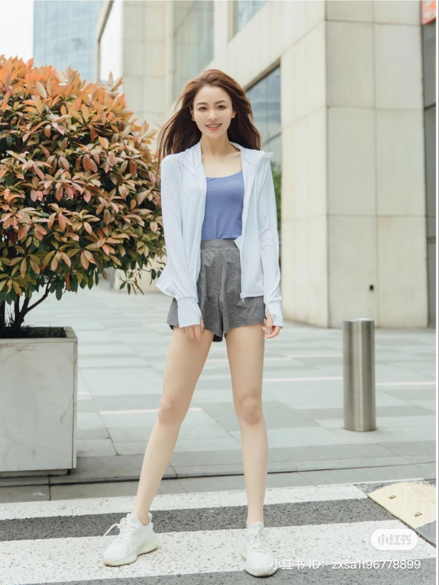 重点是面料很软糯特别舒服,冰冰凉凉触感夏日穿完全没有任何负担瞬间成为行走的空调