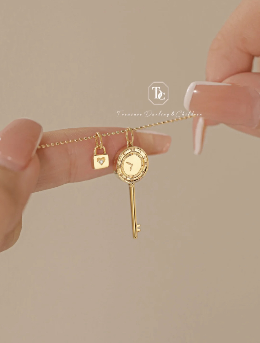 18K糖心蜜锁的造型有一个钥匙吊坠以外，还带有迷你爱心锁