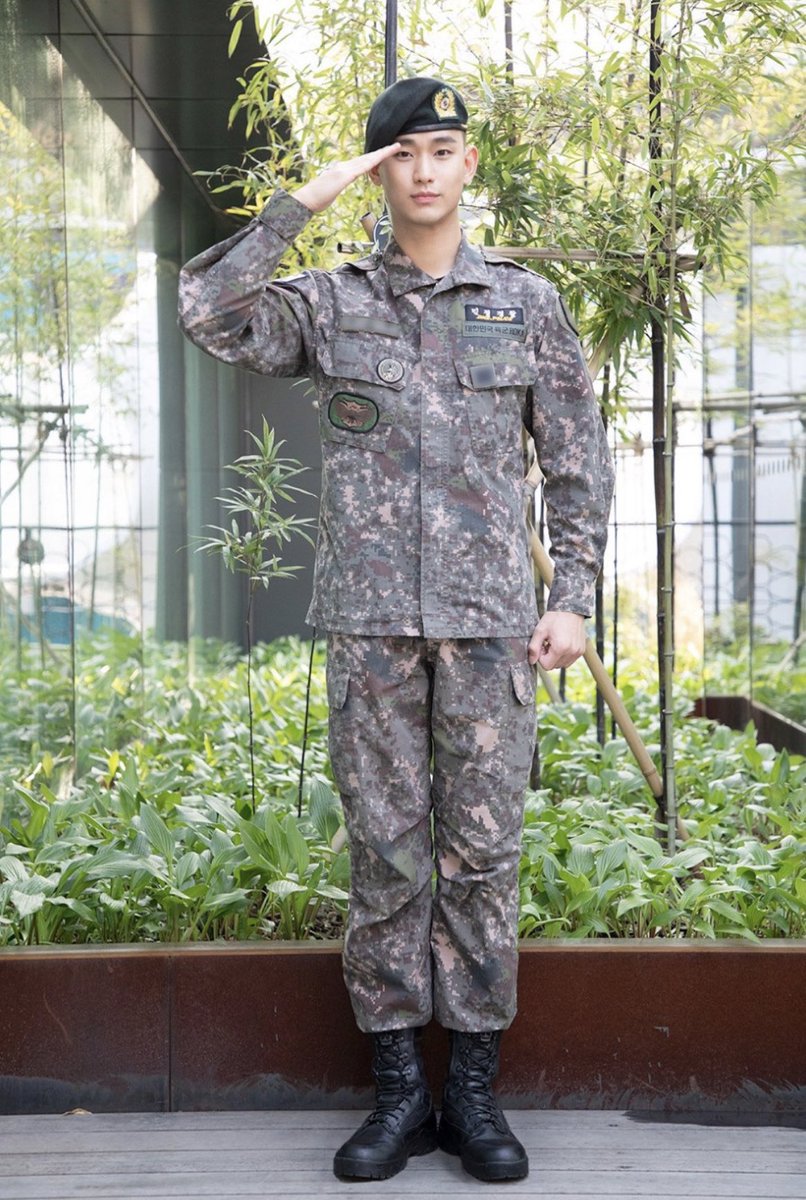 金秀贤曾被诊断患上心律失常心跳过速症,后来也经过手术后健康痊愈。入伍前,他也从原本的公益兵转成一般兵役身份,其后还晋升为兵长并在期间考获特级战士资格呢!
