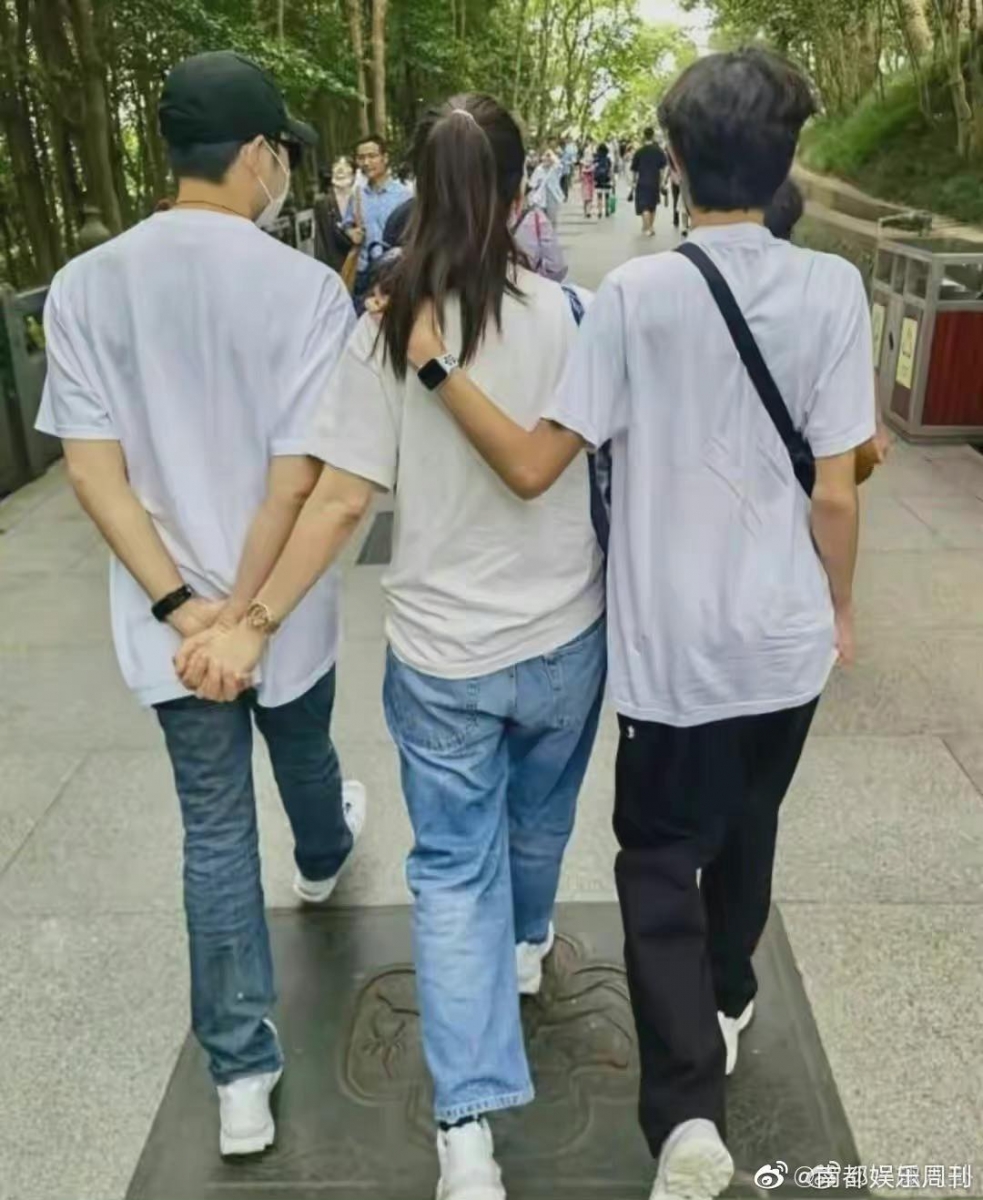 袁咏仪透露见了老师后才得知,儿子魔童不清楚爸爸妈妈的正式职业是演员,把现实和剧中角色搞混了。