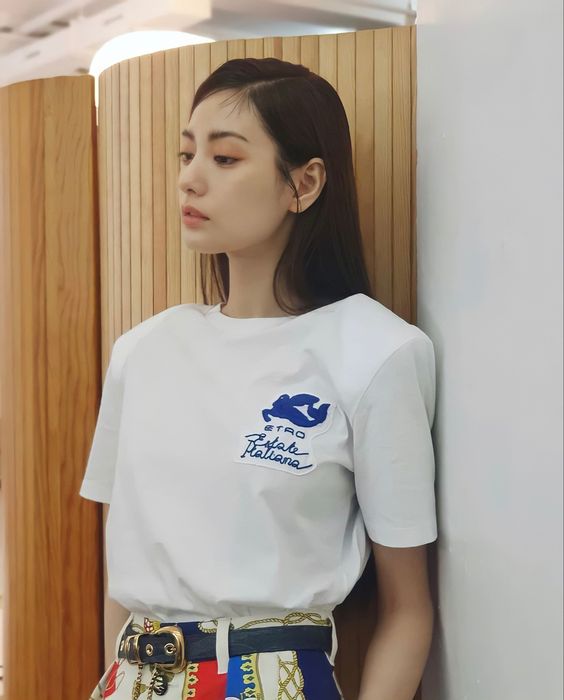 拥有“男颜”的女生一般都有着一种高冷难以接近的感觉,所以在妆容上可塑性高
