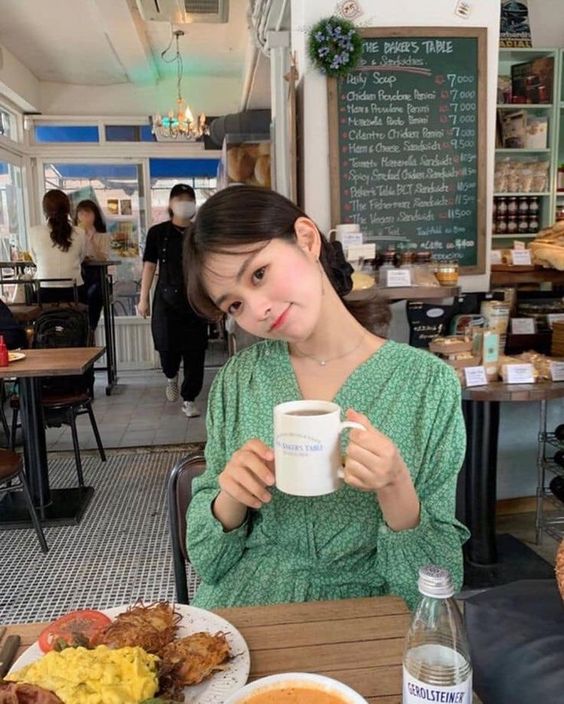 温水可以帮助清除肠胃以及促进肠胃蠕动，同时能够让唤醒每个细胞，当水分到达身体的每个部位，就会促进细胞的代谢能力。