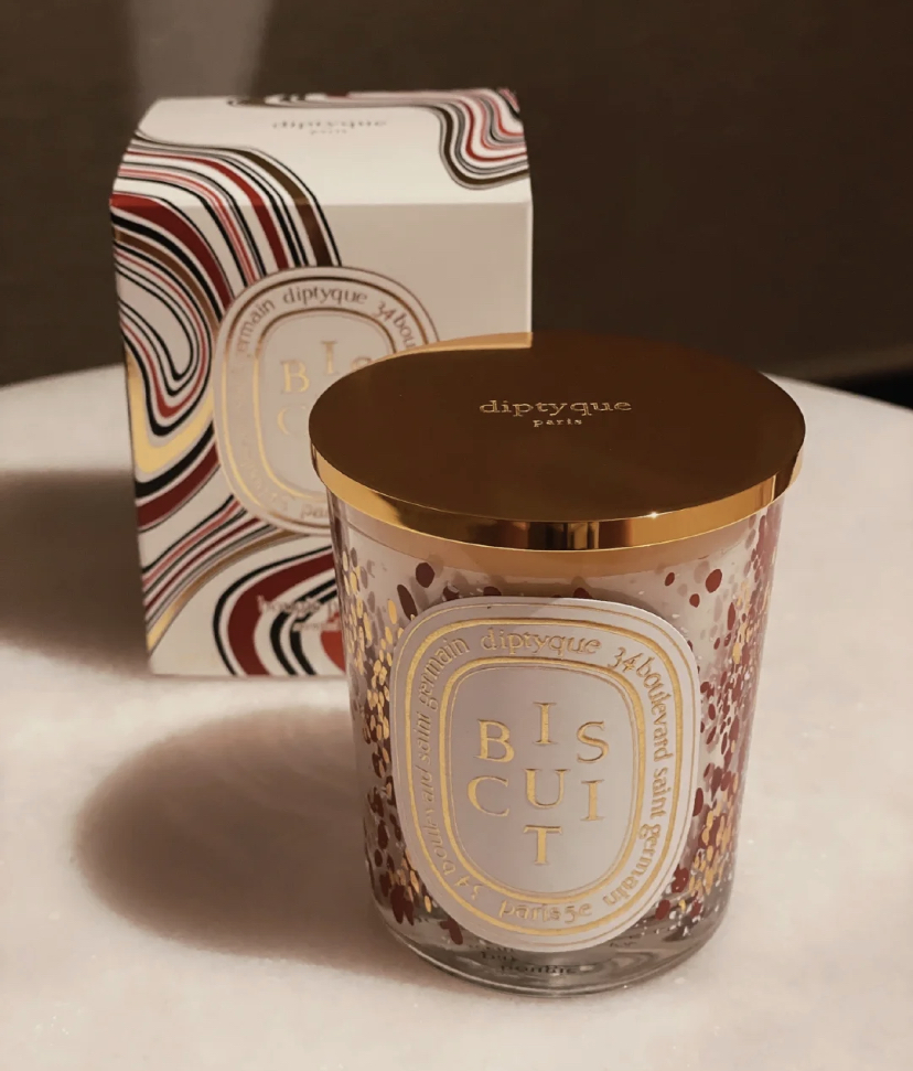 属于很香甜的美食香调,让你有一种被焦糖饼干围绕着的感觉~它的香调是饼干、肉桂和广藿香,闻起来就像是Biscoff饼干的香味一样。