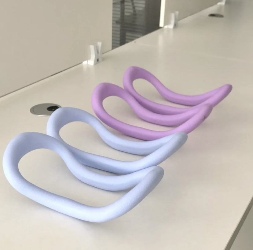 韩国女生都爱用的健身小器材,不但可以用来辅助拉伸动作,还可以学Somi用它来瘦腿的方法,直接穿戴在小腿的部位。