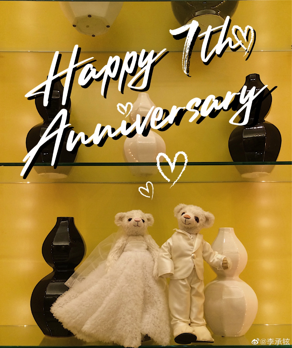 戚李香 CP 结婚至今仍旧恩爱如初~李承铉每一天更是会向戚薇报备每一日行程,最长的通话可以达到 74 分钟,两人在一起就像是无所不谈的朋友分享彼此间的心情趣事。在另一方面,李承铉的这个报备举动相信会给很多女生带来安全感,不知不觉中产生出信任与默契,为这段长跑的婚姻奠下稳固的基础。