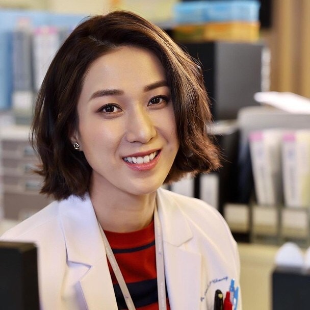 钟嘉欣在剧里饰演一名「心胸肺外科医生」~一改以往乖乖玉女的形象,钟嘉欣这次换了一头犀利的短发,可以称得上是十项全能的医生。遇到愤愤不平的事情, 也会第一个挺胸而出。