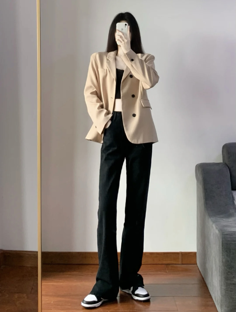 这种穿法非常显气场,也很适合穿到很多正式的场合,上班这样穿绝对Ok让好感度大大提升