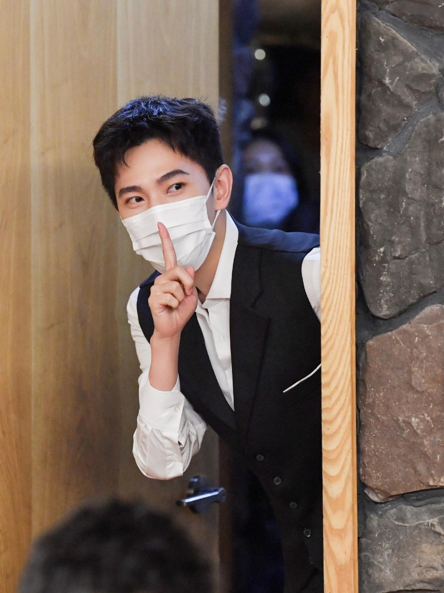 杨洋被安排戴上口罩伪装成服务生，殊不知一进场即被春游家族成员们认出来！