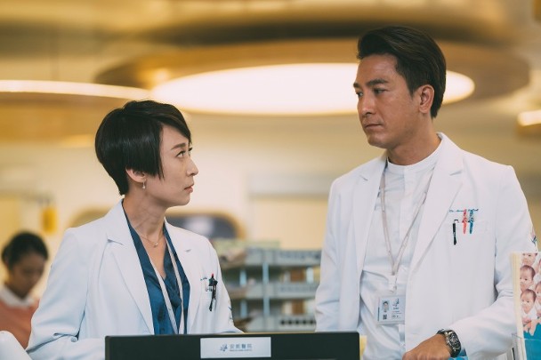 大家除了会关注白衣天使们救治病人的感人画面,还会把焦点放在角色之间的感情线。而其中引最大热议的 CP 就是「马国明」和「周家怡」这对。