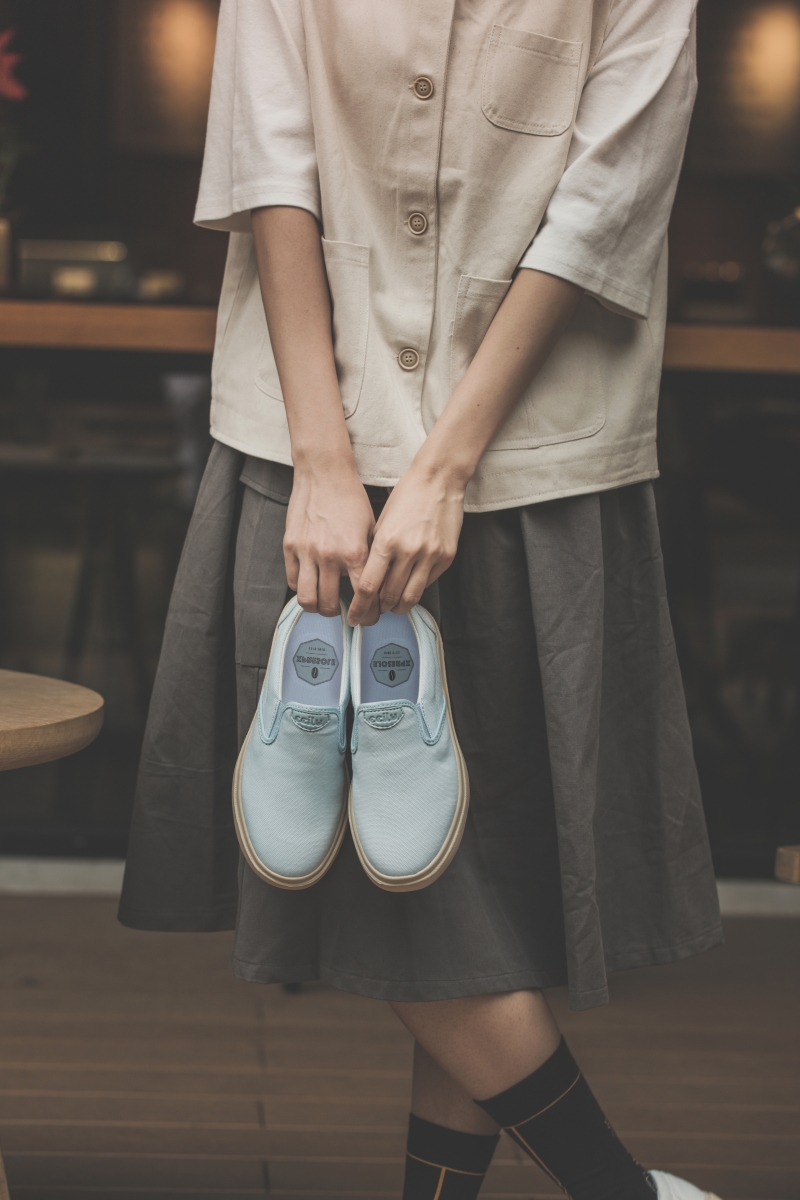 全鞋咖啡渣天然环保材质制成，让脚尖被阵阵疗愈咖啡香包裹着