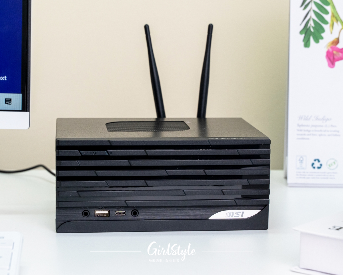 Mini Desktop电脑主机的体积只有2.6L超级小巧，放桌面完全不占空间。
