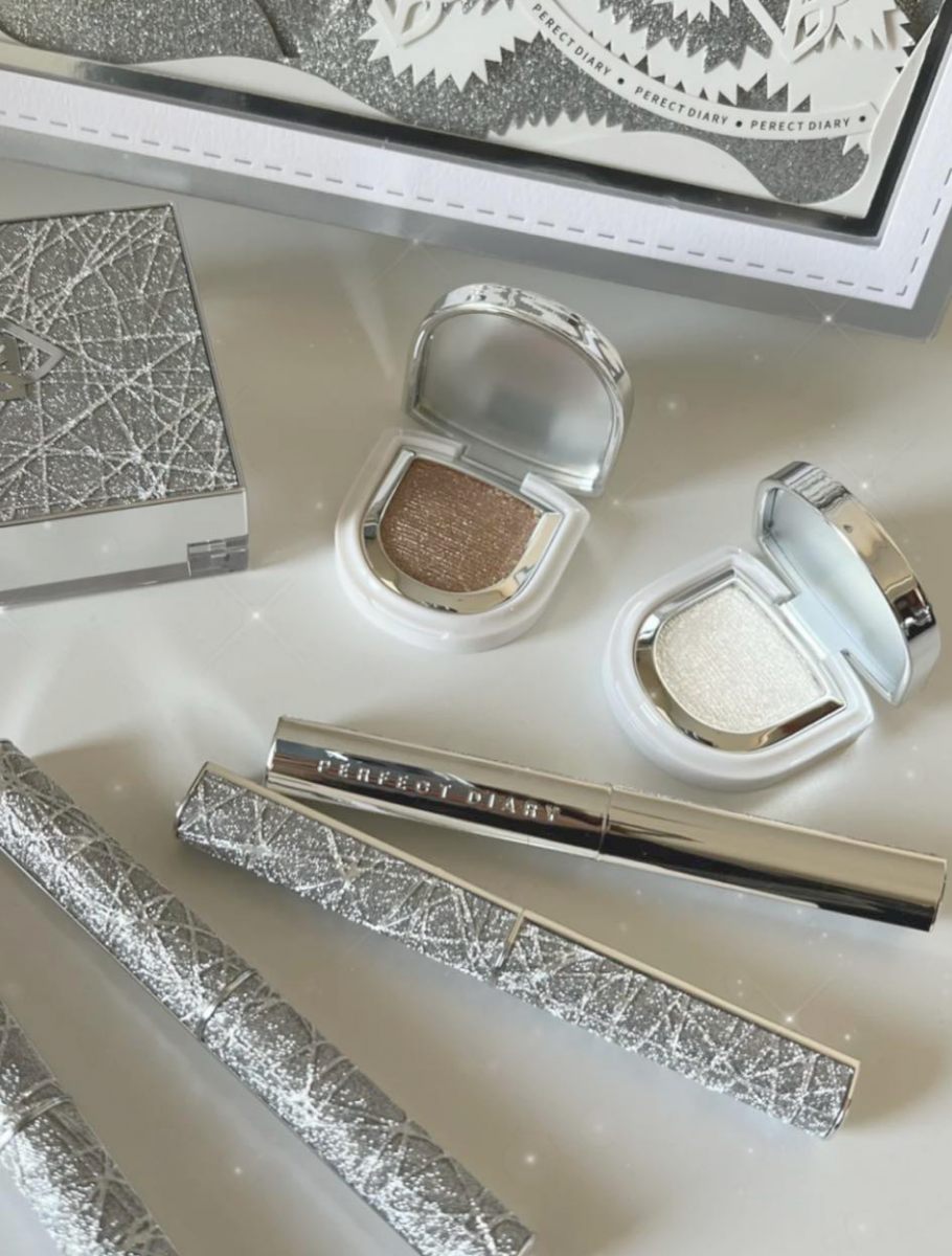 目前圣诞礼盒已经在Shopee旗舰店上架!礼盒包含4支小细跟口红、粉饼、2颗碎钻眼影。