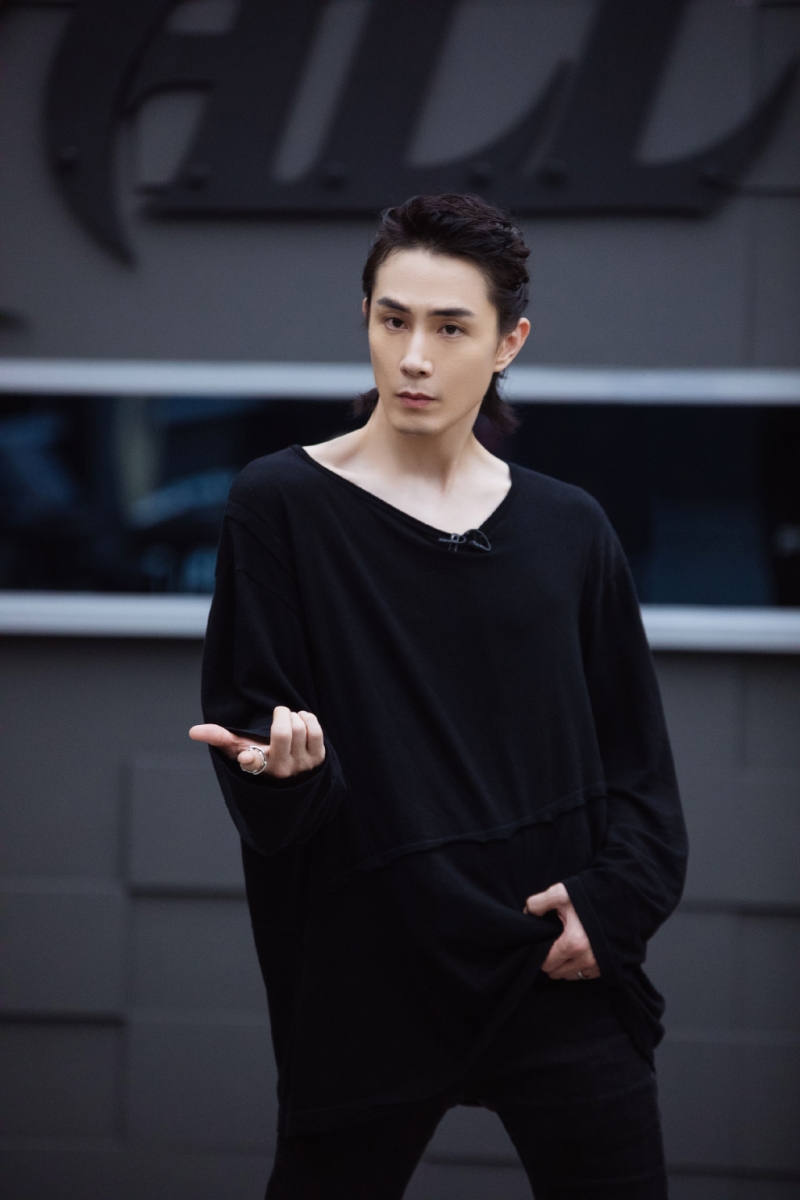 美籍韩星李承铉2002年回韩国发展,参加培训后2003年以TAKE男团组合成员正式出道。虽然当时一度凭借主打歌《Baby、Baby》打响了知名度,但组合的整体发展不太顺遂。