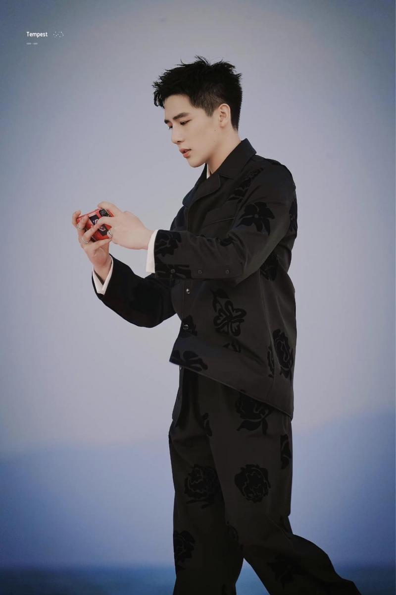 在主办单位要求下边走T台边打游戏机，让不少网友笑言「很有反差萌」！