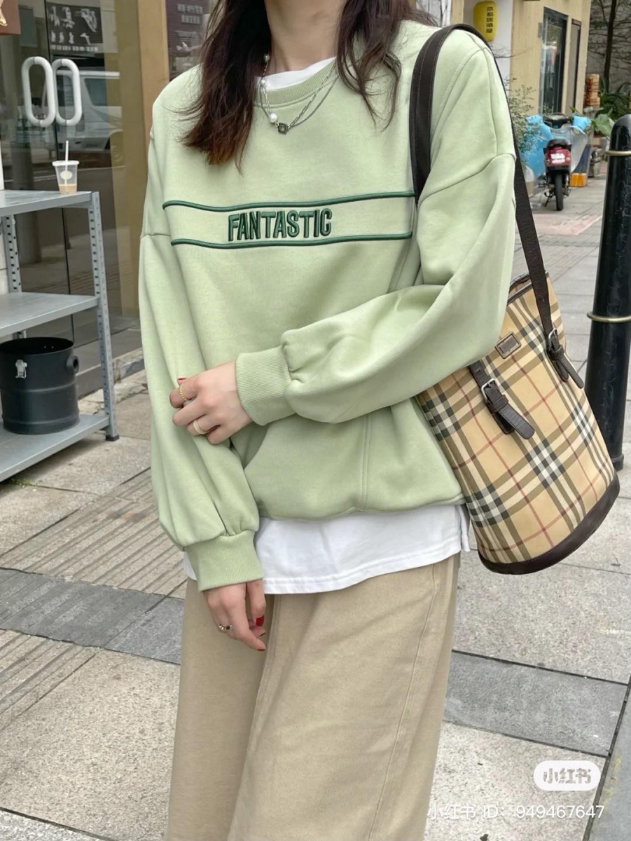 切记选对卫衣版型,否则宽松款不仅没有达到显瘦藏肉效果,反而还会显手臂和身躯「壮壮的」!