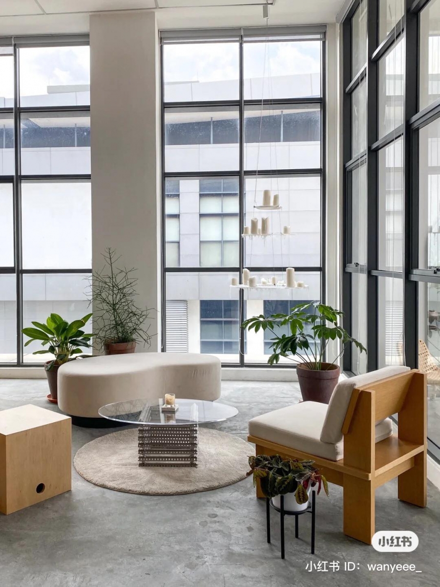 店里也采用了极简式装潢，以工业风格来呈现出实验室的感觉，空间宽敞又明亮~加上一些几何图案的荧光摆设，随便拍都是高级艺术馆的环境。