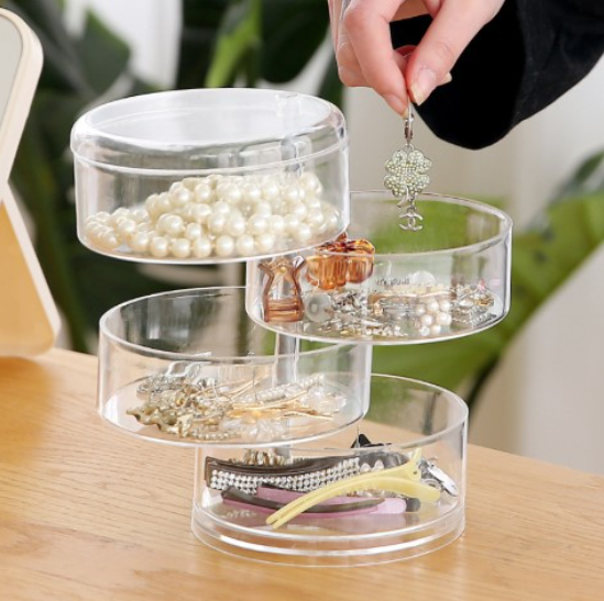 这类型透明首饰收纳盒一目了然、取放都方便;重点是设计简约,放在任何装饰风格的桌面上都不突兀!