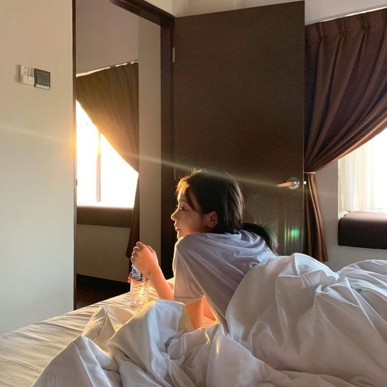 在我们起床后肌肉会处于一个紧绷状态，这时候可以做一些伸展运动，帮助拉伸肌肉缓解紧绷和疲惫感。