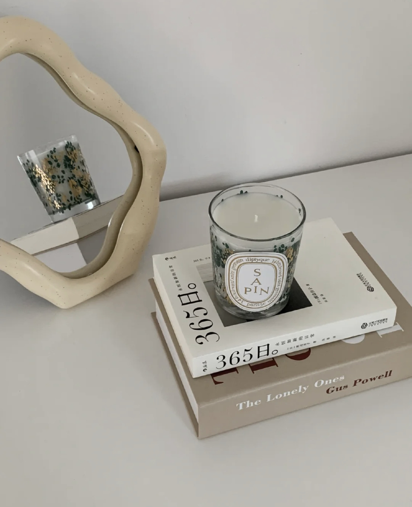 符合圣诞节非氛围感的木质香调,带有松树、愈创木和苔藓的微信味道。闻起来就像是带有烟熏味的木香,就像围绕在温暖的壁炉旁取暖