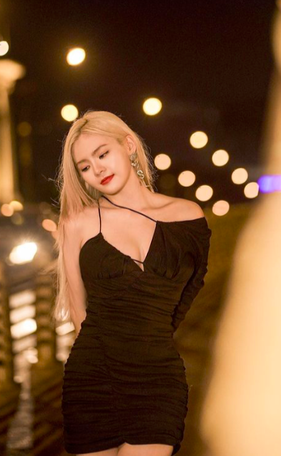 「碰碰姐弟」Jeii和Gaston过去凭借翻唱歌曲知名度倍增,其中姐姐Jeii碰姐近期宣布改名「JE庞琂予」并推出《You’re So Funny》个人全新单曲。