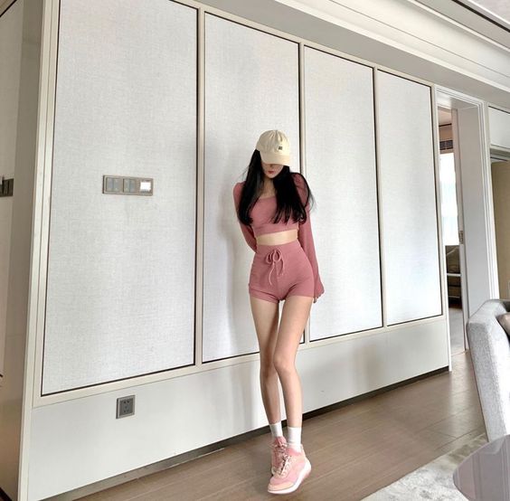 紧随其后票选率最高的「大马男生最喜欢的女生穿搭」，分别还有显健美感的运动风穿搭，以及制服穿搭。