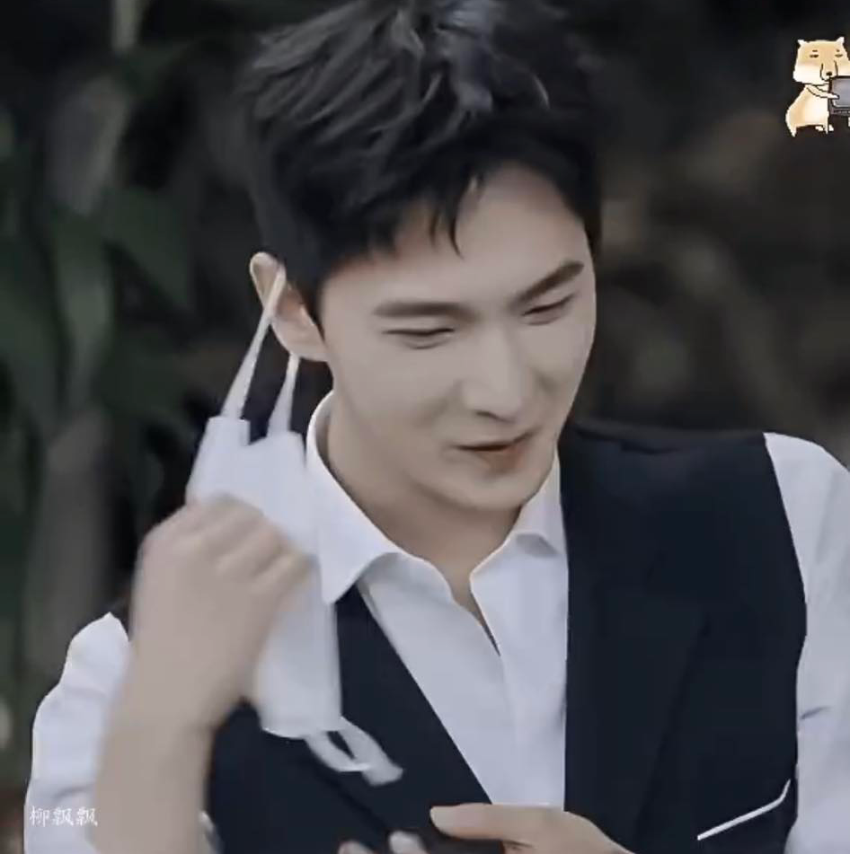 杨洋口罩LOOK一幕让粉丝们大赞「瞬间有魂穿《你是我的荣耀》于途和《全职高手》叶修的即视感」!