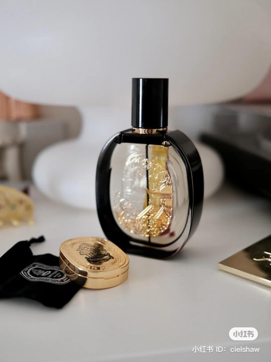 法国著名香水牌子「Diptyque」相信很多人都对 TA 感到不陌生,创立初期是以香氛蜡烛闻名天下~发展至今 Diptyque 同味香水也红遍整个网络,香味独特而且具有层次感,出门也不用担心会撞香。