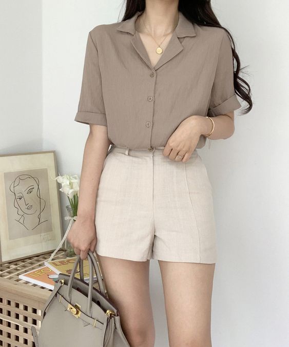 如果想要更自然又有氛围感,那就可以选择穿衬衫搭配牛仔裤或A字裙