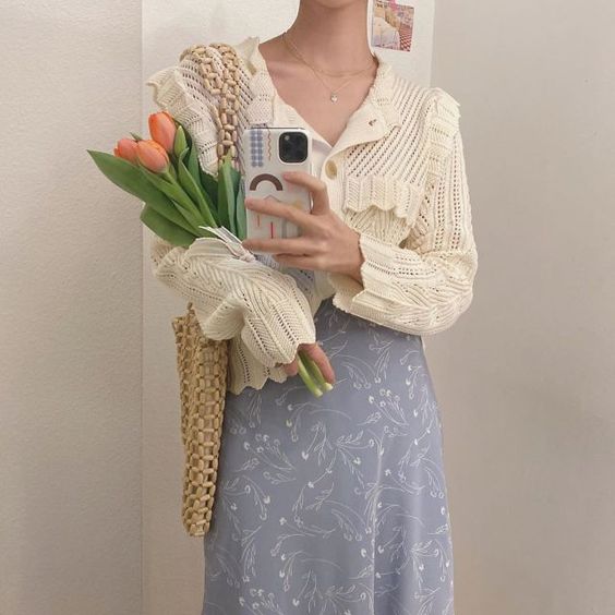 想要让人感觉到自己的亲切感,一定要选择柔美的浅色系!饱和度较低的穿搭会给人淡淡的、可爱的印象