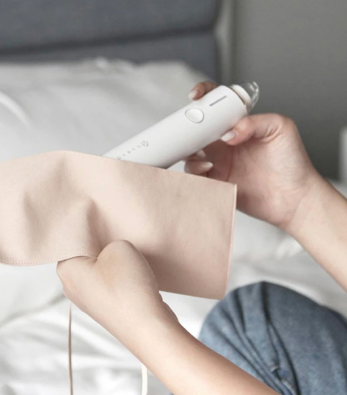 最快速且有效的方法就是使用黑头导出仪,轻按一键就能吸出黑头粉刺!