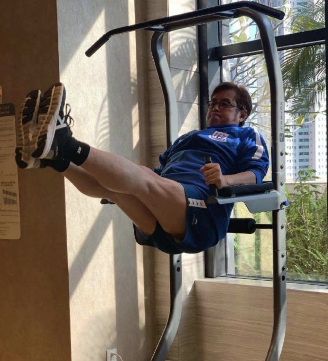 谭咏麟微博照片中经常能看见一双同样的鞋子！