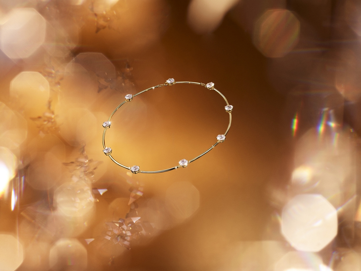Swarovski Constella系列项链非常精美,乍看容易联想到璀璨且有着神奇魅力的星宿和星空。