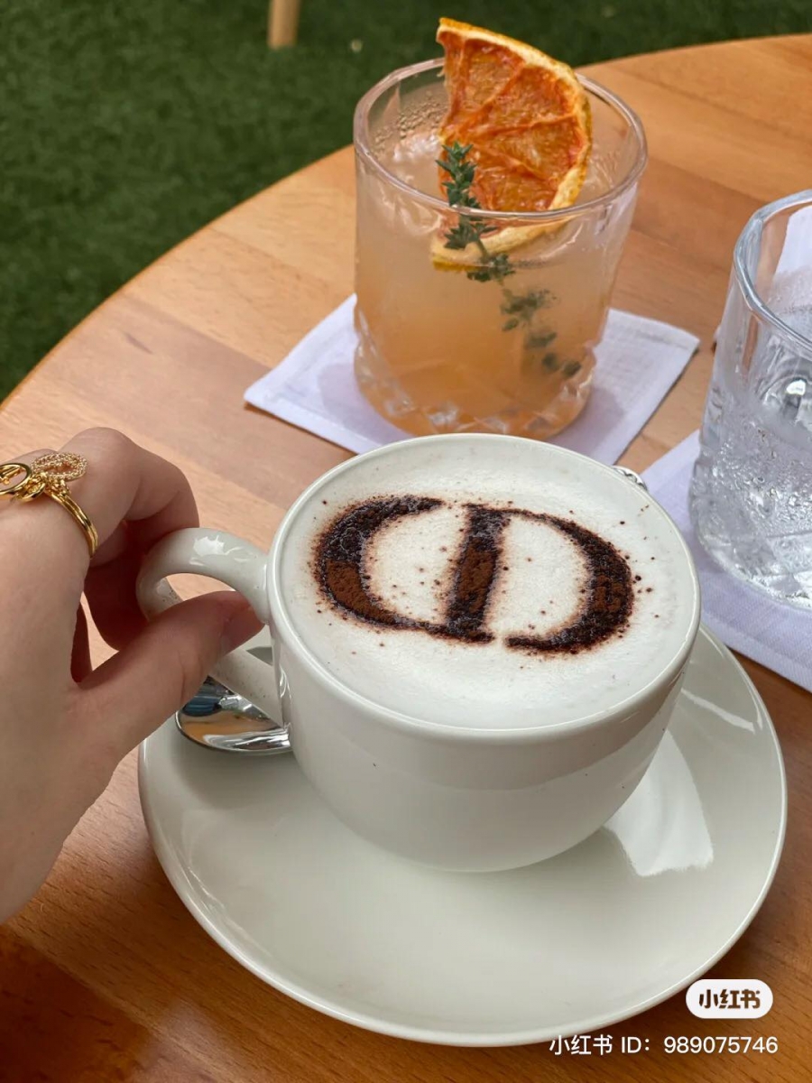 DIOR 经典的拉花咖啡超漂亮