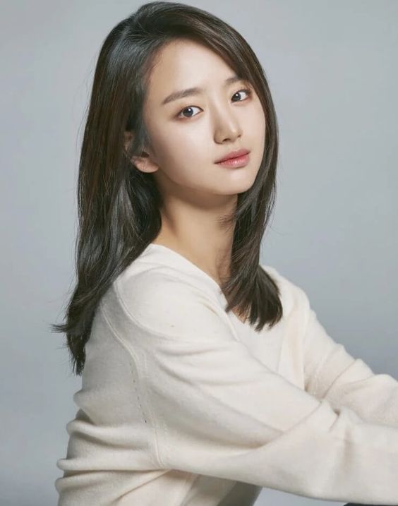 元真儿从 2015 年以电影《投接球》正式出道,续后出演其他作品也获得女子新人奖的荣耀!凭着杰出的演技表现,再加上小巧又精致的五官让她获得不少亮相机会,续后出演韩剧《LIFE》、《请融化我》、《前辈,请不要涂那支口红》等作品。最近更因 Netflix 系列《地狱公使》而备受大家关注,如今再确定接演《不能说的秘密》饰演“路小雨”令不少剧迷期待!